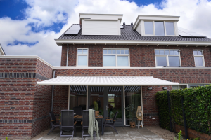 zonnescherm met bijpassend solar rolluik in bergschenhoek 1