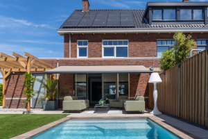 een fijne schaduwplek in deze zomerse tuin in bergschenhoek 1