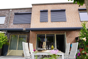 twee zonneschermen en drie rolluiken in de meern 1