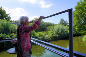 zon en scherm alor windschermen op balkon in gorinchem 1