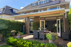 breed zonnescherm op charmant jaren 30' huis 1