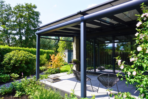 een overkapping met verandazonwering en spiekkozijnen in berkenwoude 1