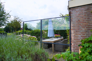 vaste windschermen op een winderige hoek in leiden 1