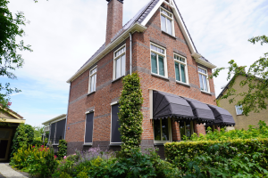 klassieke markiezen en moderne solar screens op één gevel 1
