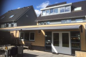 twee verano ipanema zonneschermen voor woning zoetermeer 1